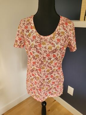 053 Floral Scoop Neck Short Sleeve Tee in Pink Size XS Like New